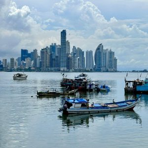 Barcos frente a ciudad moderna