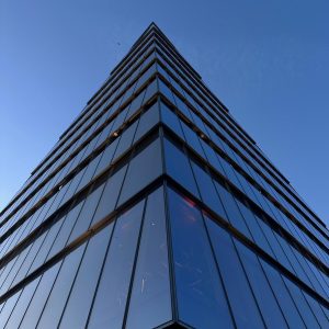 Edificio de cristal hacia el cielo