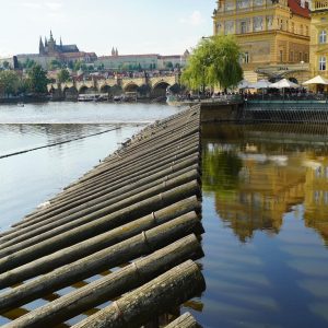 Río con ciudad y puente al fondo
