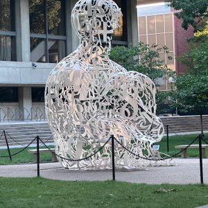 Escultura blanca de letras