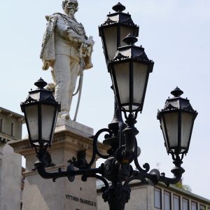 Faroles junto a estatua clásica